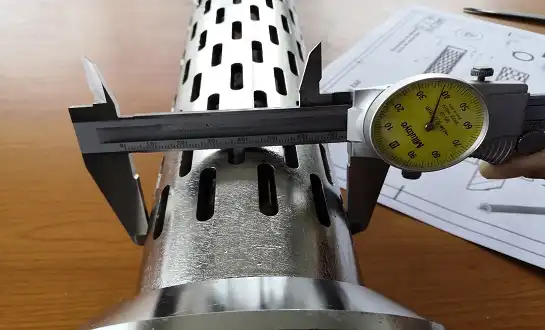 What is a drill pipe screen and how does it work?